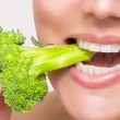 immagine broccolo tra i denti