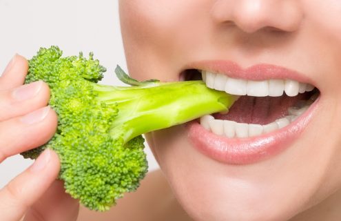 immagine broccolo tra i denti