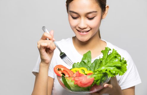 immagine donna che mangia frutta e verdura