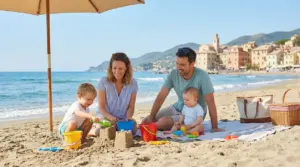 Famiglia con bambini piccoli che gioca sulla spiaggia sotto un ombrellone